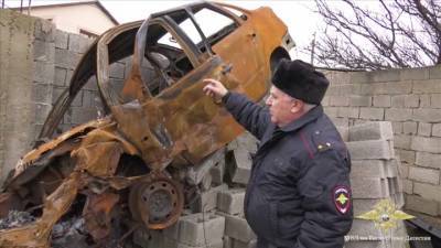 В Дагестане полицейский спас мужчин из горящей машины