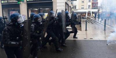 Протесты во Франции против закона о глобальной безопасности: полиция применила водометы, задержаны 35 человек