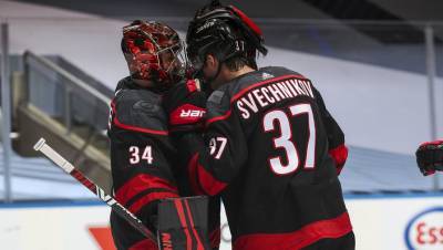 Гол Свечникова помог «Каролине» обыграть «Даллас» в матче НХЛ