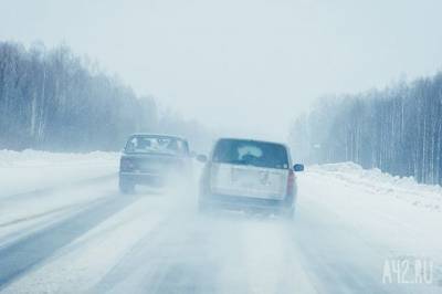 В Новокузнецке открыли движение по дороге, перекрытой из-за снегопада