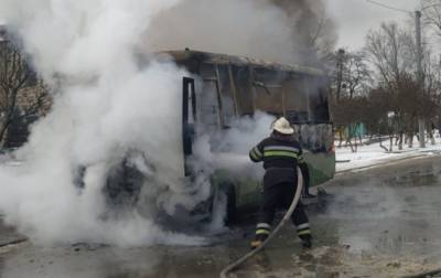 На остановке в Харькове загорелась маршрутка, причины неизвестны