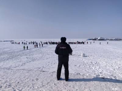 Во Владивостоке протестующие вышли на лед. Силовики дежурят на берегу
