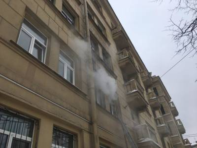Мощный пожар уничтожил дотла квартиру в многоэтажке во Владивостоке