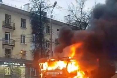 Сгорел на работе: в Ярославле во время работы сгорел снегоуборочный КАМАЗ