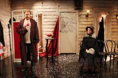 С февраля глазовский театр «Парафраз» начнёт онлайн-трансляции спектакля «Досадный мотив»