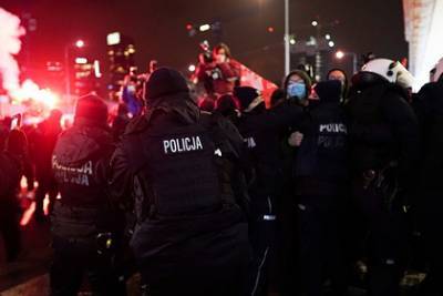 Полиция в Польше применила слезоточивый газ во время протестов