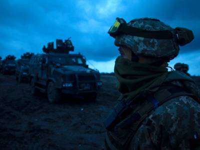 На Донбассе двое украинских военных пострадали от обстрелов боевиков