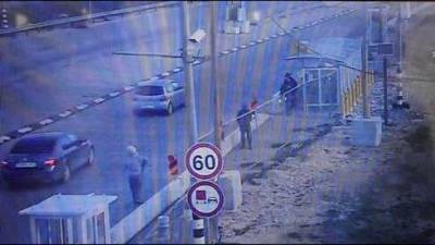 Теракт в Гуш-Эционе: вооруженный араб напал на солдата - и был обезврежен