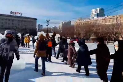 В Хабаровске протестующие 31 января водили хоровод вокруг елки, однако ОМОН не поверил и начались задержания