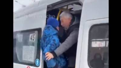 Водитель маршрутки в Южно-Сахалинске подрался со школьником из-за проездного