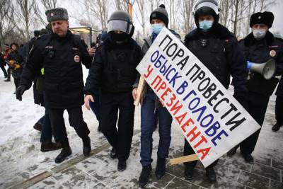 В Екатеринбурге еще до начала шествия в поддержку Навального задержан первый его участник