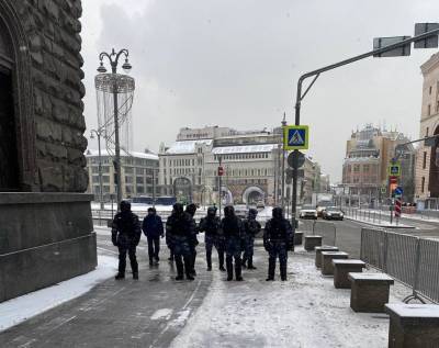 В Москве перед акцией в поддержку Навального оцепили здание ФСБ на Лубянке
