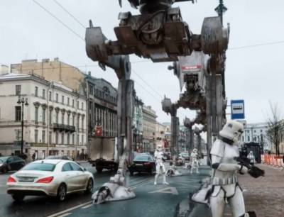 На петербургских улицах «заметили» штурмовиков и танки из Звездных войн