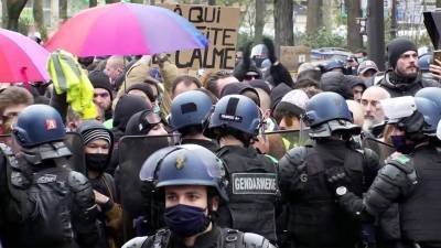 Во Франции противники антиковидных мер и закона о безопасности устроили беспорядки