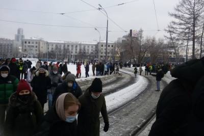 В Екатеринбурге участники шествия в поддержку Навального блокируют работу общественного транспорта
