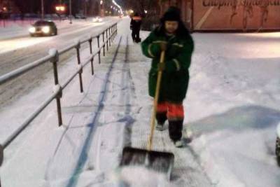На борьбу со снегопадом коммунальщики Серпухова вышли с раннего утра