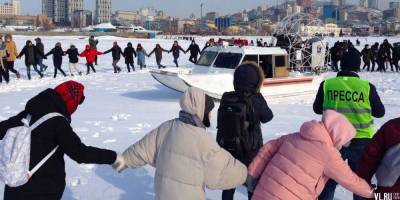 Хороводы на льду и жестокие разгоны. В России стартовали акции в поддержку Навального