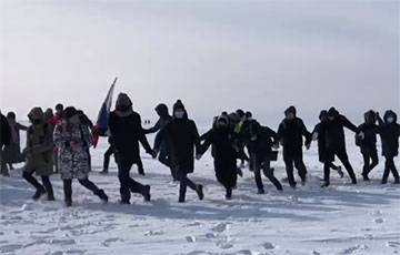 На митинге во Владивостоке отряд полиции застрял на льду Амурского залива