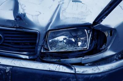В Санкт-Петербурге пьяный полуголый водитель на Hyundai Solaris протаранил ограждение