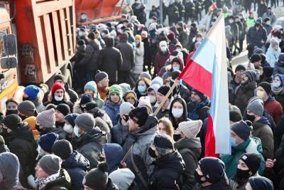В Челябинске участники акции прорвали оцепление полиции