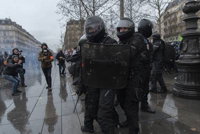 Протесты во Франции закончились жёсткими столкновениями с полицией