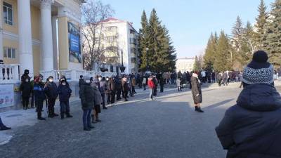 В Курган на митинг в защиту Навального вышли около 100 человек, около 10 уже задержаны