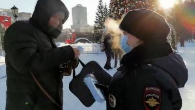 Участникам незаконной акции в Новосибирске полицейские раздают маски