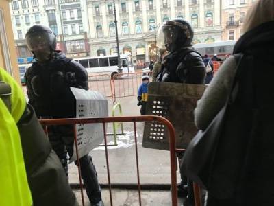 Полиция заблокировала выход на станции метро «Гостиный двор» и началась давка (фото)