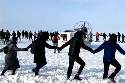 Участники протестов во Владивостоке водили хороводы на льду залива