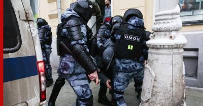 В центре Москвы начали задерживать возможных участников незаконной акции