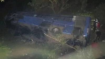 10 человек погибли при падении автобуса с моста на Кубе