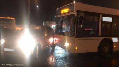 Водитель «Рено» спровоцировал аварию с автобусом, и тут же был наказан ударом в бочину