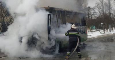 В Харькове на остановке сгорела маршрутка, причины неизвестны (ФОТО)