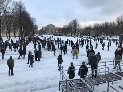 «Гонка дислокаций»: протестующие покинули оцепленный Невский проспект и переместились на площадь у ТЮЗа