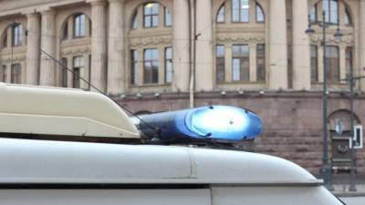 Зажатый между сиденьями авто труп голого мужчины нашли в Петербурге