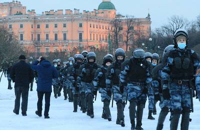 Полиция перекрыла Дворцовую площадь в Петербурге