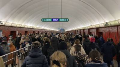Хлопок выбил стекло вестибюля метро "Чернышевская" в Петербурге