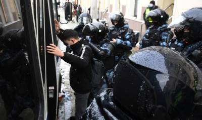 СМИ сообщают о первых задержаниях в центре Москвы