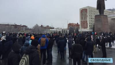 В Саратове на митинге кричат «Путина — в отставку», есть флаги КПРФ