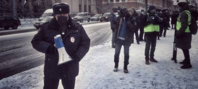 Полицейские просят соблюдать масочный режим на несанкционированной акции в Петрозаводске