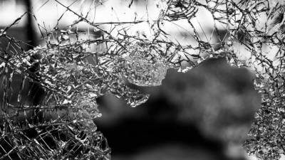 Петербуржцы сообщили о выбитом стекле в вестибюле "Чернышевской"