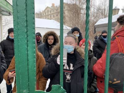 Протестующие в Москве спрятались от ОМОН в храме