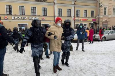 В России возобновились протесты в поддержку Навального, 650 человек задержаны