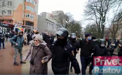 В Ростове начались задержания на митинге в поддержку Навального, забирают даже бабушек
