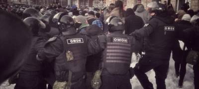 Росгвардейцы оцепили протестующих в центре Петрозаводска