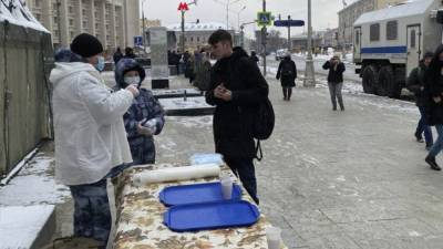 Росгвардейцы угощают замерзших прохожих в центре Москвы горячим чаем