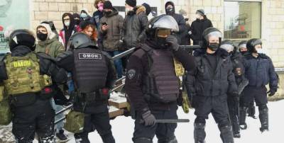 «Что они делают?» Полиция зажала в кольцо несколько сотен протестующих в Петрозаводске