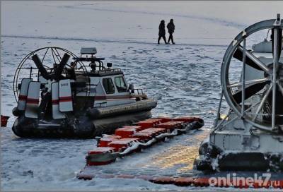 Спасатели нашли замерзшего мужчину на льду Большой Невы
