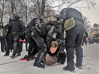 В Петербурге идут жесткие задержания, толпа пытается отбивать людей у силовиков