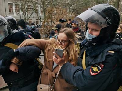 Участников несанкционированных акций начали задерживать в Ростове-на-Дону и Волгограде